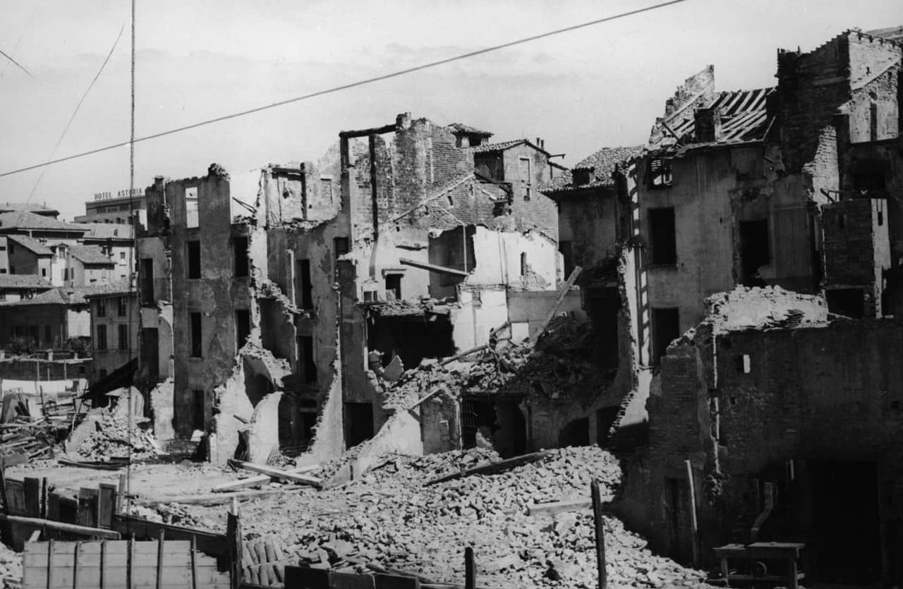 Demolizione case di Via Borgo Emilio, 1955 Ca. Fototeca Biblioteca Paniz